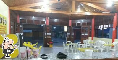 Sente em uma das mesas no POINT DO AÇAÍ JURÉIA