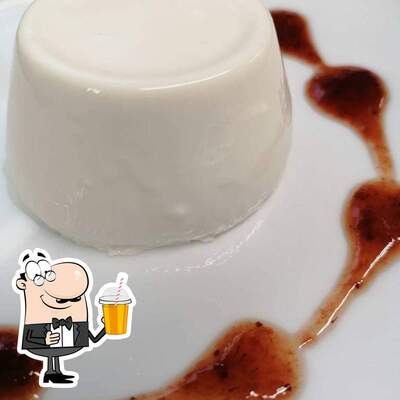 Goditi qualcosa da bere al ristorante Cascina Raflazz