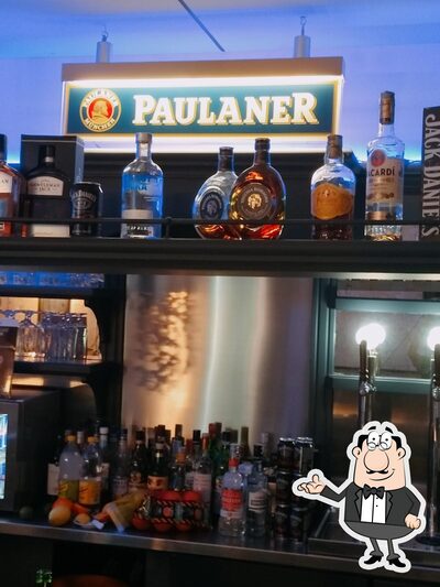 Dai un'occhiata agli interni di Easy Lounge Bar