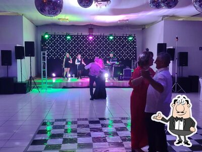 Sente em uma das mesas no Restaurante Pinheiral