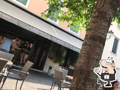 Siediti a un tavolo di Caffè Milano