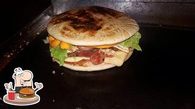 Experimente um dos hambúrgueres disponíveis no NE lanches