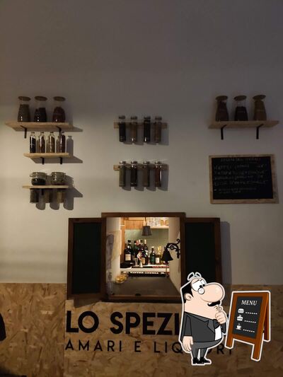 Cantine Embriaci presenta il menu scritto su una lavagna