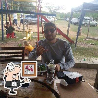 Sente em uma das mesas no Restaurante Cachoeira do Escorrega / Camping