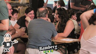 Sente em uma das mesas no Bamberg Taproom