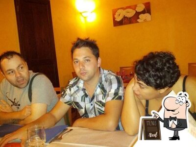 Goditi un drink al caffè bar Corte Francesco