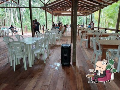 Sente em uma das mesas no Recanto Mazagão