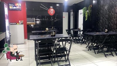 O interior do Sushi do Léo