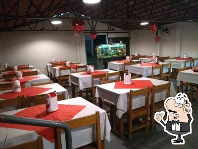 Sente em uma das mesas no Restaurante Bar do Peixe Perdões MG