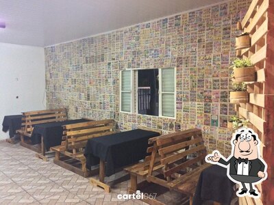 Sente em uma das mesas no Cartel067