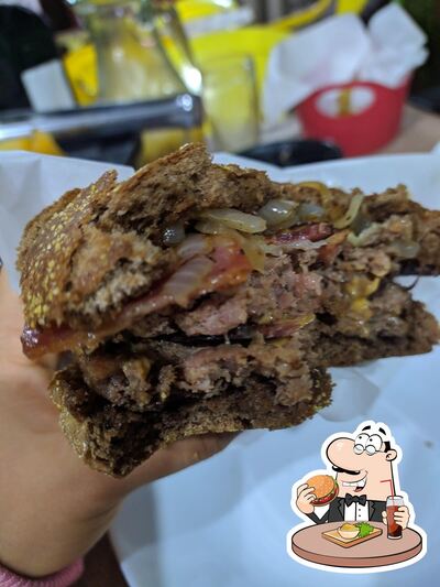 Delicie-se com um hambúrguer no LM Garagem Gourmet