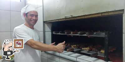 Sente em uma das mesas no Hotel e Restaurante Santa Fe