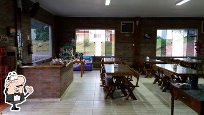 Sente em uma das mesas no Da Colina - Produtos Coloniais