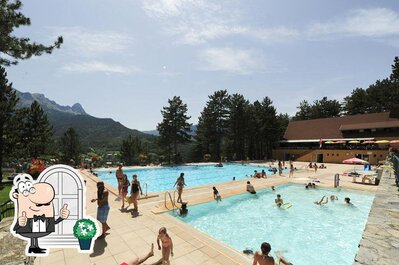 Vous pouvez prendre un bol d'air frais dans l'espace ouvert de Restaurant Parc de la Piscine Barcelonnette Sangri"llades