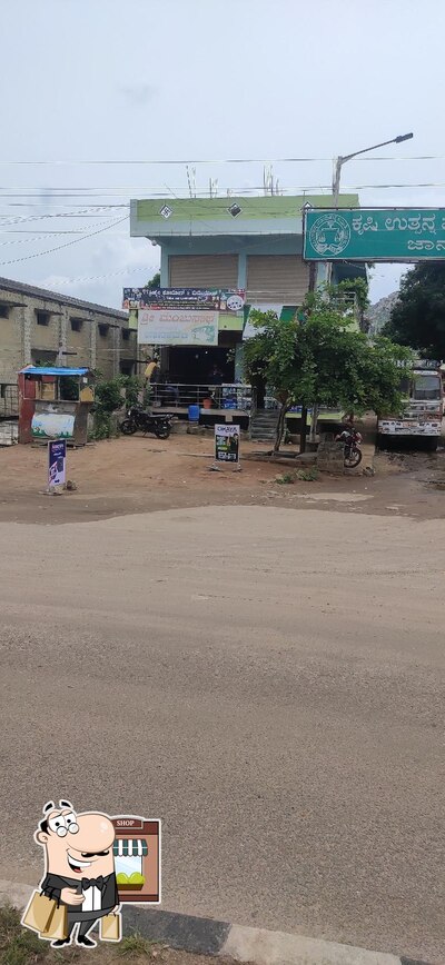 The exterior is an important feature of ಶ್ರೀ ಮಂಜುನಾಥ ಖಾನಾವಳಿ