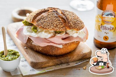 Concediti un bell'hamburger al ristorante Da Carlo Salumeria Marcianò - Piccola Bottega Siciliana