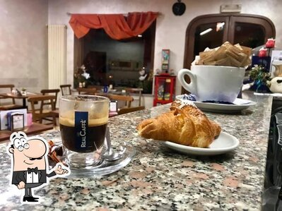 Siediti a un tavolo di Bar Garibaldi