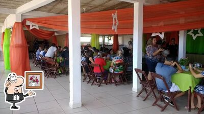 Sente em uma das mesas no Pizzarialisarojo