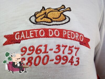 Sente em uma das mesas no Galeto do pedro