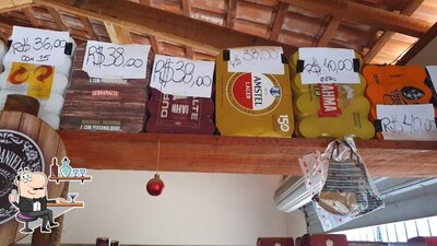Sente em uma das mesas no UAIDEGA FERREIRA's