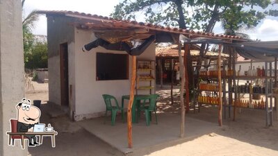 Sente em uma das mesas no Quatro Bocas