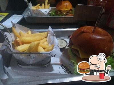 Delicie-se com um hambúrguer no Fábrica Hamburgueria Artesanal