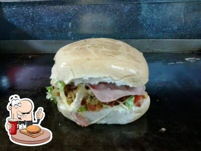 Peça um dos hambúrgueres disponíveis no Fuzzell Hamburgueria Lanches