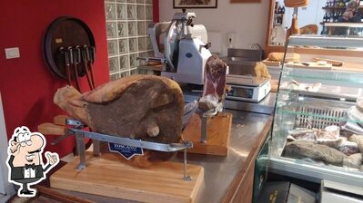 Gli interni di Vineria Enoteca Clanis