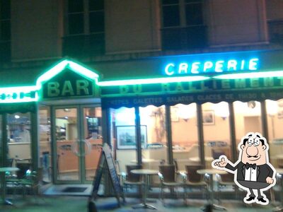 Installez-vous à l'une des tables de Crêperie du Ralliement Angers