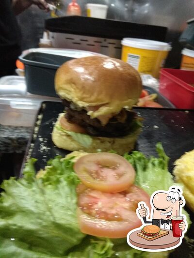 Peça um hambúrguer no Container Hamburgueria