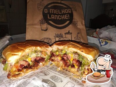 Deguste um dos hambúrgueres servidos no SM Lanches Delivery