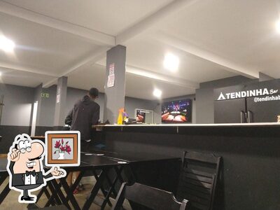 Sente em uma das mesas no Tendinha Bar