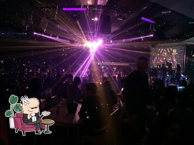 Installez-vous à l'une des tables de Show Case