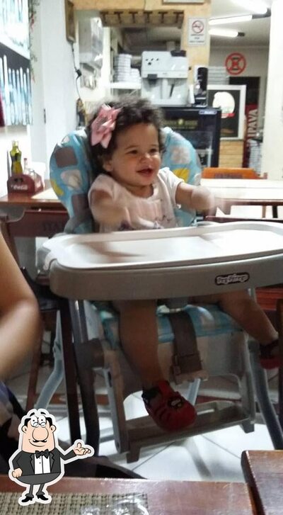 Sente em uma das mesas no Cantina Italia