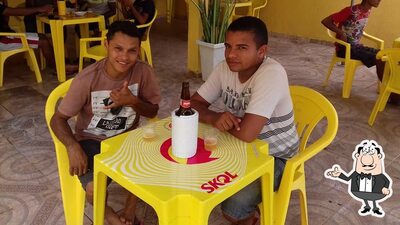 Sente em uma das mesas no Safary Bar