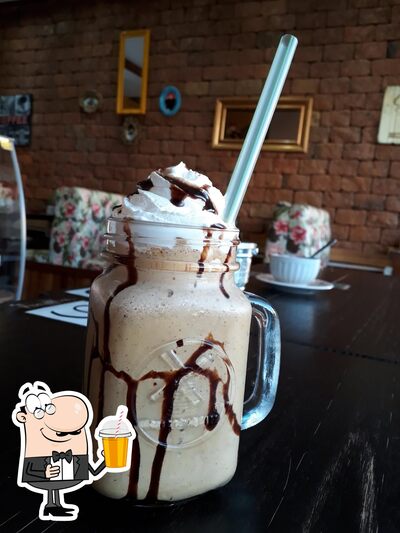 Café La Naticy serve uma gama de drinques