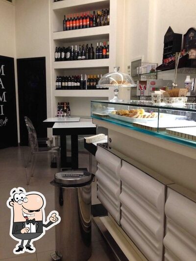 Siediti a un tavolo di Mami Cafe
