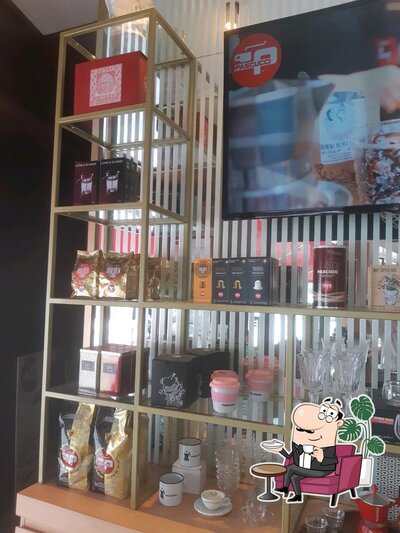Siediti a un tavolo di Caffe Pascucci Shop