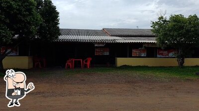 Sente em uma das mesas no Quevedo's bar