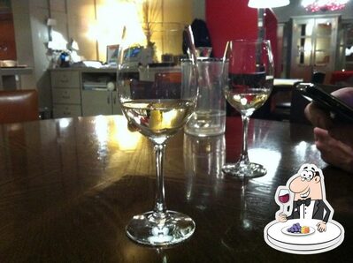 Ordina un bicchiere di vino alla fine di una stressante giornata lavorativa