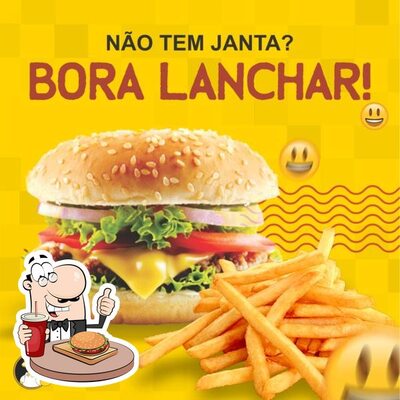 Peça um dos hambúrgueres servidos no Academia do Chopp