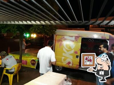 Sente em uma das mesas no Bar Do Bigode