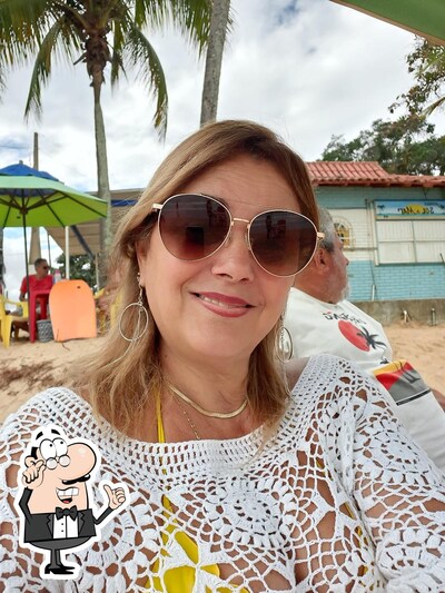 Sente em uma das mesas no Quiosque Sereia Da Praia