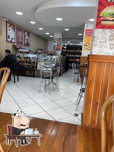 Sente em uma das mesas no Café com Mistura Padaria e Confeitaria