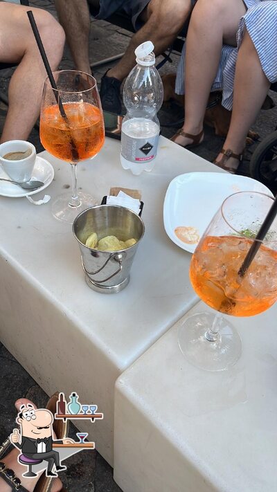 Dai un'occhiata agli interni di Bar Qubo