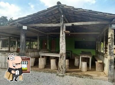 Veja o exterior do Lama bar