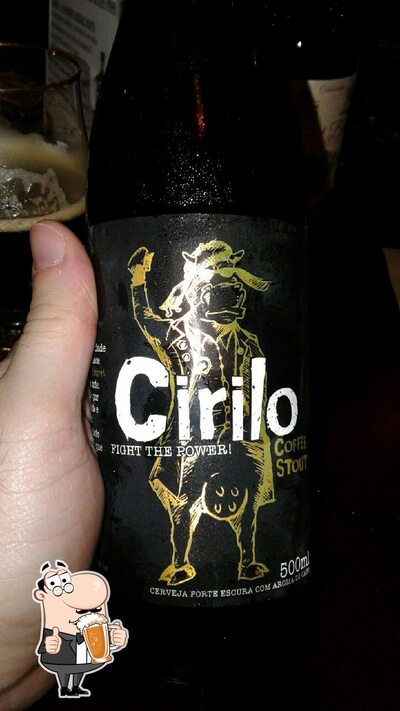 Desfute uma tulipa de cerveja leve ou escura