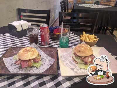 Delicie-se com um hambúrguer no Donatello Food House