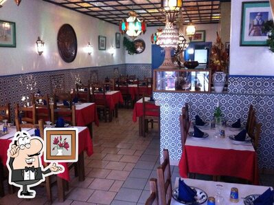 Installez-vous à l'une des tables de Le Carthage