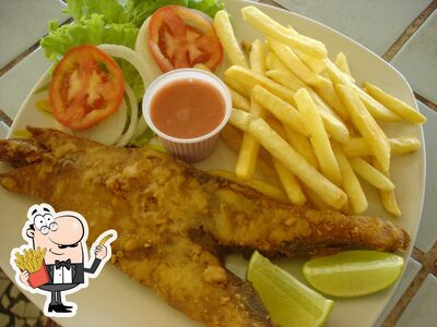 Peça batatas fritas com diversos molhos